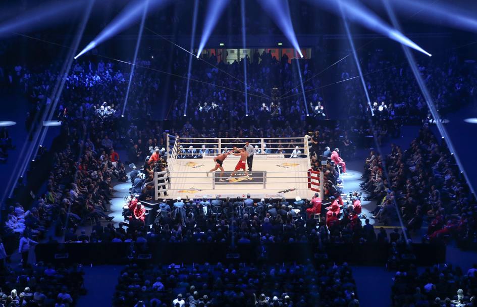 Sul ring di Dusseldorf in palio quattro corone dei massimi: WBA, IBF, WBO e IBO. Ad assistere al match 55.000 persone (Afp)